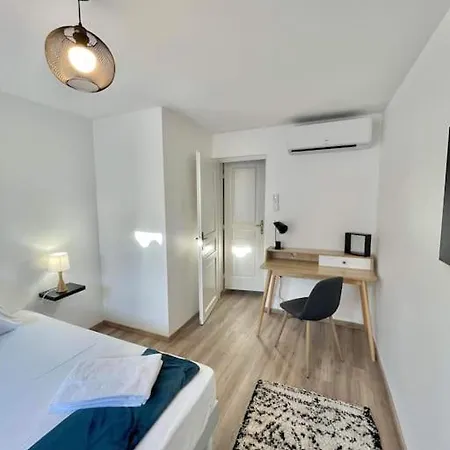 Hébergement de vacances * Maison Chez J&j - Cité Médiévale * *